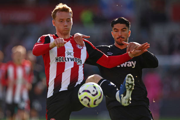 “库里三分球破纪录，勇士队再创辉煌”.